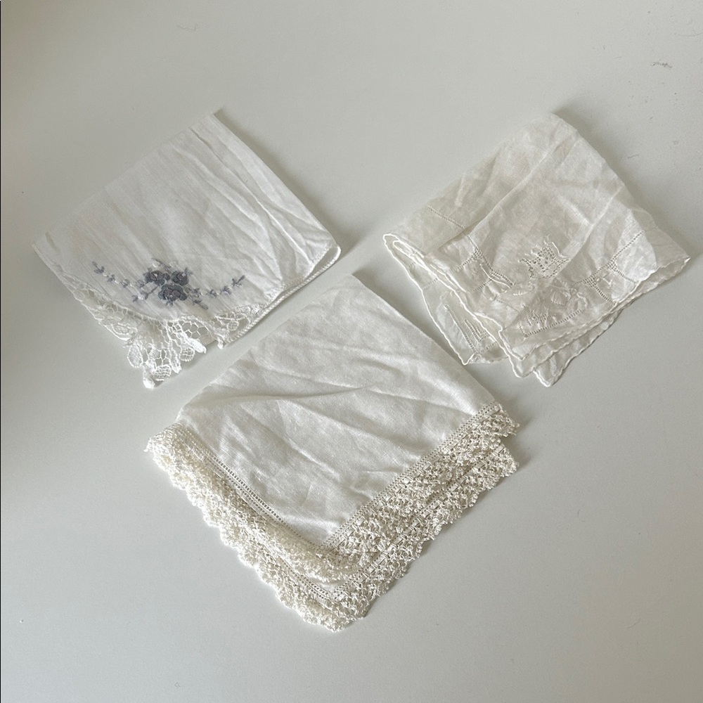 Elegant vintage White Lace Handkerchiefs